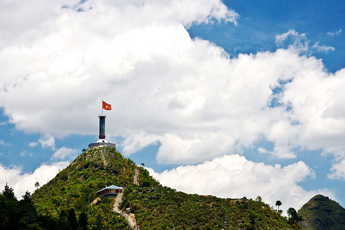 visit Ha Giang in 3, 4 or 5 days Lung Cu flag tower